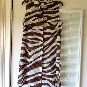 Sleeveless button up top